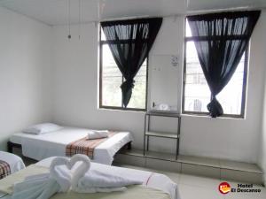 Zimmer mit 2 Betten und 2 Fenstern in der Unterkunft Hotel El Descanso in San José