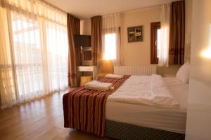 una camera d'albergo con un grande letto di A Apart Hotels Ankara Beytepe a Ankara