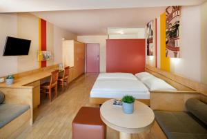 TV a/nebo společenská místnost v ubytování JUFA Hotel Graz City