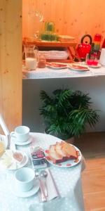 uma mesa com um prato de comida numa mesa em Hotel Rural Aguazul em Covanera