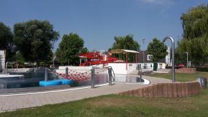 einen Park mit Spielplatz mit Rutsche in der Unterkunft Hotel am See Rust in Rust