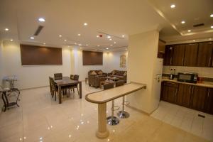 مطبخ أو مطبخ صغير في Waha AL Mudaif Serviced Apartments