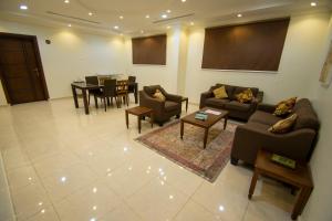 Posezení v ubytování Waha AL Mudaif Serviced Apartments