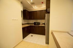 Kuchyň nebo kuchyňský kout v ubytování Waha AL Mudaif Serviced Apartments