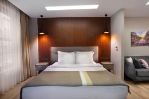 
سرير أو أسرّة في غرفة في فندق بلو واي ريزيدنس
