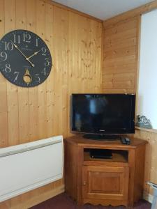 TV a/nebo společenská místnost v ubytování Kandahar 202 - Les Deux Alpes- Plein centre-station, 32m2 + 7 fotografií