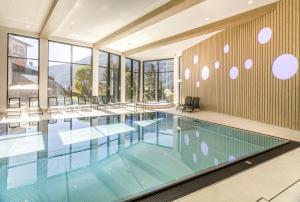 Bazén v ubytování Hotel Goldried nebo v jeho okolí