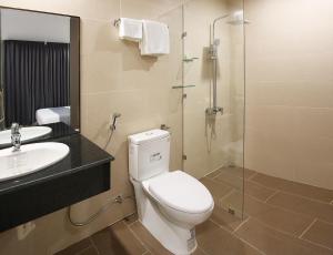 Kamar mandi di Davue Hotel by THG