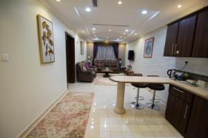 Kuchyň nebo kuchyňský kout v ubytování Waha AL Mudaif Serviced Apartments