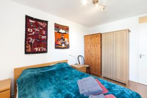 倫敦的住宿－泰特現代河景公寓，卧室配有一张床和墙上的两张海报