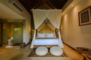 Postel nebo postele na pokoji v ubytování Purana Suite Ubud