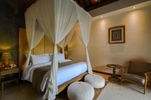 Postel nebo postele na pokoji v ubytování Purana Suite Ubud
