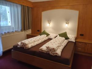Un pat sau paturi într-o cameră la Appartements Karlinger