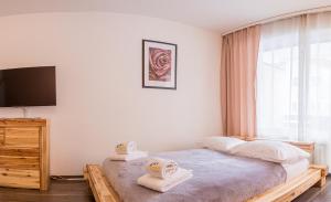 um quarto com uma cama com toalhas em Irmella 9 by Arosa Holiday em Arosa