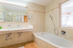 Bilik mandi di Hotel Riedl im Zillertal