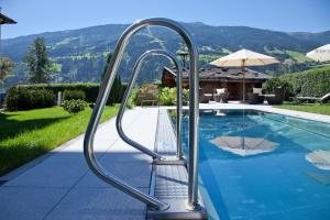 Kolam renang di atau dekat dengan Hotel Riedl im Zillertal