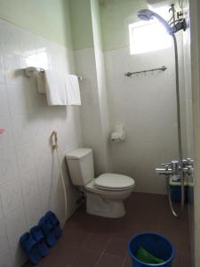 een kleine badkamer met een toilet en een douche bij Hien Luong Hotel in Nha Trang
