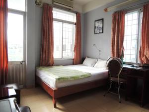 Giường trong phòng chung tại Hien Luong Hotel