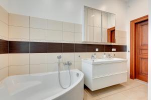 un baño con bañera y lavabo en Happy Stay Apartments Sopot Bema, en Sopot 17 fotos más