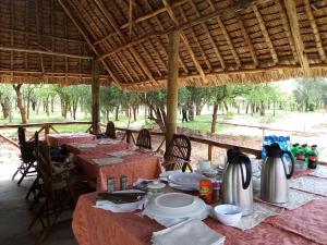 Mailua的住宿－Mailua Retreat，桌子上放有盘子和餐具