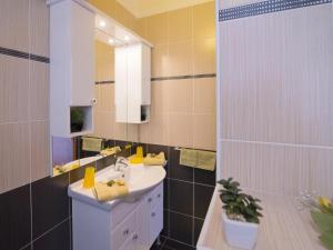 een badkamer met een wastafel en een spiegel bij Apartments Marli in Split +38 foto's