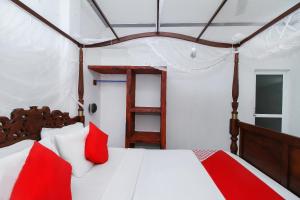 Tempat tidur dalam kamar di New Okay Hotel