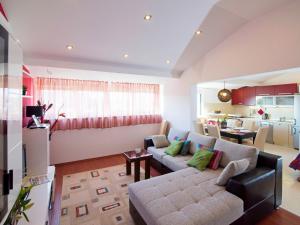 een woonkamer met een bank en een keuken bij Apartments Marli in Split