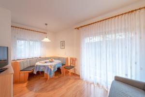 - un salon avec une table et un canapé dans l'établissement Angerhof, à Caldaro