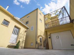 een groot geel huis met een garage bij Apartments Marli in Split