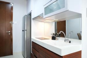 Η κουζίνα ή μικρή κουζίνα στο Modern 2BR at Signature Park Grande Apartment By Travelio +9 φωτογραφίες