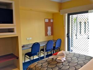 凯阿布勒姆亚布拉姆汽车旅馆的客房设有一张床、椅子和一张书桌