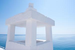 a white gazebo with the ocean in the background at Hotel Don Ferrante in Monopoli
