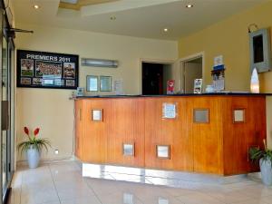 eine Bar in einem Restaurant mit einer Theke in der Unterkunft Kyabram Motor Inn in Kyabram