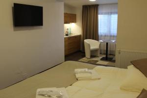 pokój hotelowy z łóżkiem z dwoma ręcznikami w obiekcie Apartments 461 w mieście Modřice +30 zdjęć