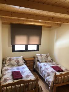 - une chambre avec 2 lits et une fenêtre dans une maison dans l'établissement Casa Turistica Rivera Del Zurguen, à Morille