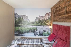 sypialnia z muralem rzeki w obiekcie Kitzbühel City 1 w mieście Kitzbühel