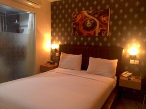 Giường trong phòng chung tại Antoni Hotel