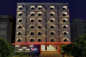 eine Fassade eines Hotels mit Fenstern in der Nacht in der Unterkunft Red Fox Hotel, Vijayawada in Vijayawāda