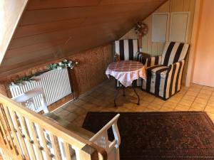 d'un balcon avec une table et deux chaises. dans l'établissement Ferienwohnung Nesthäkchen, à Hanerau-Hademarschen