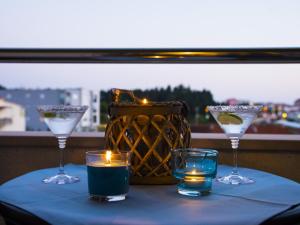 een tafel met twee kaarsen en twee glazen en een mand bij Apartments Marli in Split