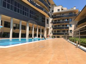 una piscina vacía en un edificio de apartamentos en FLATSELECT Pinamar, en Sanxenxo