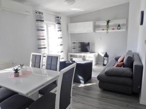 Η κουζίνα ή μικρή κουζίνα στο Apartman Ana - experience beach and mountain holiday