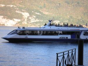 Ein Boot mit Leuten im Wasser. in der Unterkunft 206 aix les bains in Aix-les-Bains