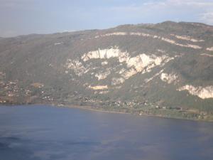ein großer Wasserkörper mit einem Berg im Hintergrund in der Unterkunft 206 aix les bains in Aix-les-Bains + 3 Fotos