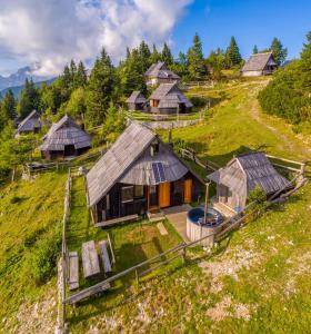 een uitzicht over een groep hutten op een heuvel bij Chalet Zlatica Velika Planina in Stahovica