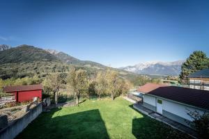 Elle offre une vue sur une cour avec des montagnes en arrière-plan. dans l'établissement Casa Melissa, à Schönberg im Stubaital