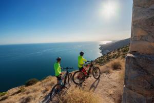 マッティナータにあるVilletta San Matteoの海を見渡す丘の上で自転車に乗る2名
