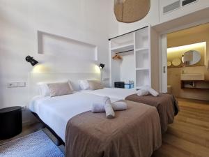 バルセロナにあるClassBedroom Port Ramblasのホテルルーム内のベッド2台(タオル付)