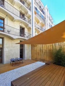 バルセロナにあるClassBedroom Port Ramblasの木製デッキ付きの建物の景色を望めます。