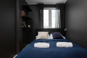 - une chambre avec un lit bleu et 2 oreillers blancs dans l'établissement Apartments Warsaw Nowowiejska by Renters, à Varsovie